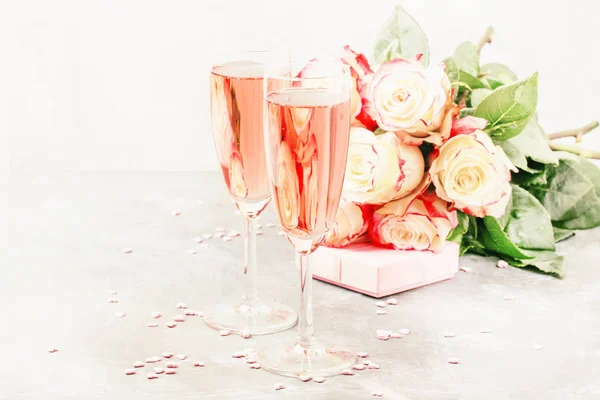 Liebessymbole Strauß Weißer Und Roter Rosen Geschenkbox Gläser Mit Rosa — Stockfoto