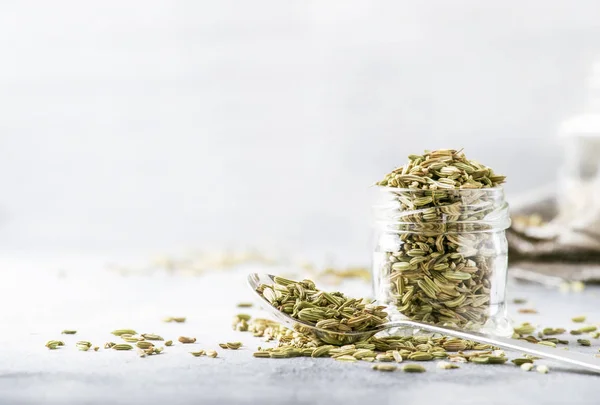 Venkel Zaden Een Glazen Pot Een Metalen Lepel Grijze Keuken — Stockfoto