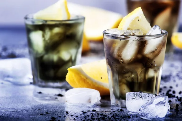 健康的な食べ物や飲み物の概念 アイス砕いた氷とグラス 活性炭 灰色の背景 トレンディな飲料 セレクティブ フォーカスでレモン スライス黒デトックス ミネラル水 — ストック写真