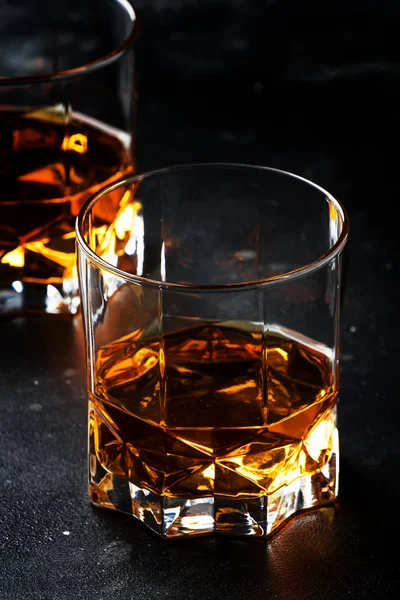 Två Glas Gyllene Scotch Whisky Mörka Gamla Bar Bordsbakgrund Selektivt — Stockfoto