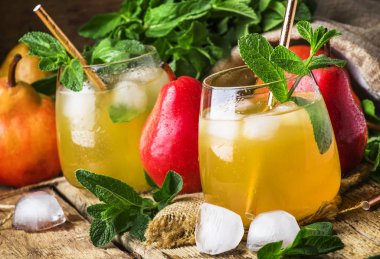 Soğuk armut suyu, nane, eski ahşap masa arka plan, seçici odak buzlu yaz Alkolsüz kokteyl