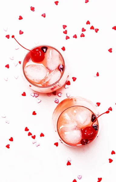 Cocktail Alcoolisé Rose Pour Saint Valentin Deux Verres Fond Blanc — Photo