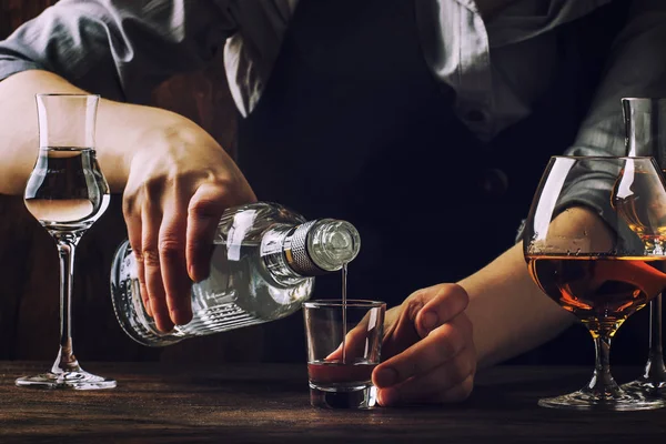 Bartendern Häller Den Vodka Eller Tequila Små Snapsglas Gammalt Bardisk — Stockfoto