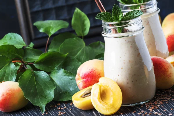 Batidos Saludables Albaricoque Con Frutas Frescas Semillas Lino Botellas Vidrio —  Fotos de Stock