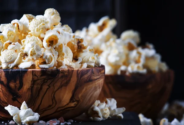 Gesalzenes Popcorn Einer Holzschüssel Ungesundes Essen Dunkler Hölzerner Küchentischhintergrund Selektiver — Stockfoto