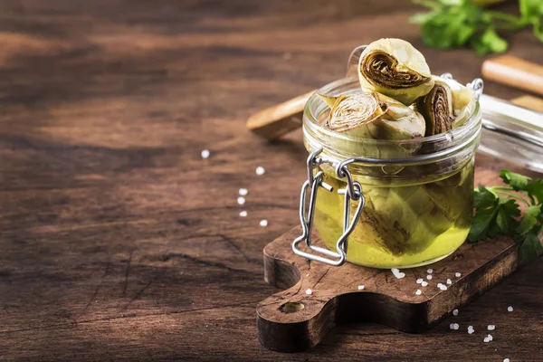 Carciofi Scatola Olio Oliva Vaso Vetro Rustico Fondo Tavola Cucina — Foto Stock