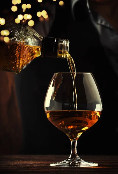 Der Barkeeper Gießt Den Cognac Oder Brandy Ein Großes Weinglas — Stockfoto
