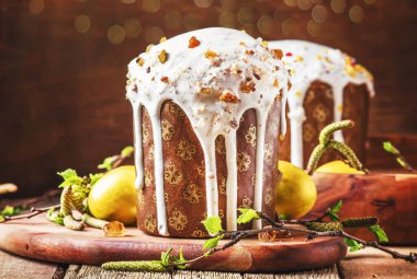 Şekerlenmiş meyve ve fındık, huş ağacı dalları ile süslenmiş renkli altın sarı yumurta ile geleneksel Rus Paskalya kek Kulich vuruyor. Antika ahşap masa arka plan, rustik tarzı. Seçici odak