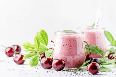 Pembe kiraz milkshake veya smoothies ile taze berry ve chia tohumu, beyaz taş mutfak arka plan, metin, en iyi görünüm için yer