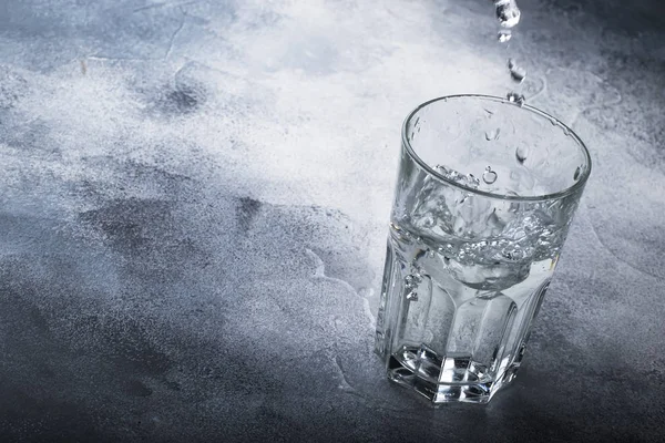 Letzte Tropfen Reinen Wassers Werden Großen Glasbecher Auf Grauem Tischhintergrund — Stockfoto