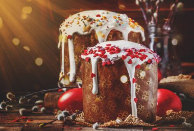 Mutlu Paskalyalar! Geleneksel Rus Paskalya renkli kırmızı yumurta, kupa, twigs kabarık willow ile süslenmiş ile Kulich kek. Antika ahşap masa arka plan, rustik tarzı. Seçici odak