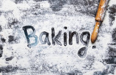 Yiyecek ya da fırın arka plan, beyaz un karanlık tabloyu, rustik ahşap oklava, pişirme, yazıt üstten görünüm ile serpilir