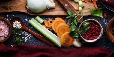 Taze organik sebze, malzemeler, baharatlar ve et çorbası veya rustik ahşap kesme tahtası vintage mutfak masa zemin üzerine suyu için. Üstten görünüm, metin için yer. Sağlıklı pişirme ve yemek kavramı