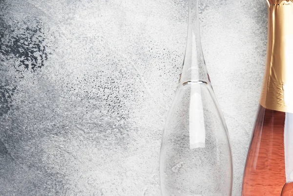 Flasche Mit Rosa Sekt Oder Rosa Champagner Und Gläsern Grauer — Stockfoto
