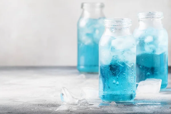 Sport Fitness Drinken Concept Koud Isotone Blauw Water Flessen Grijze — Stockfoto