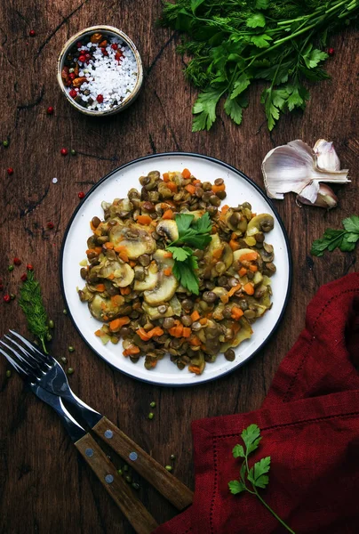 Grüne Linsen Mit Pilzen Und Gemüse Vintage Küchentisch Hintergrund Platz — Stockfoto