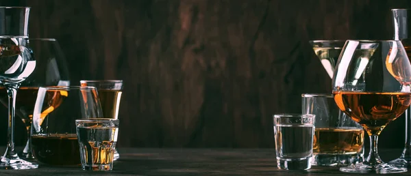 Selezione Bevande Alcoliche Forti Dure Bicchieri Grandi Bicchierini Assortimento Vodka — Foto Stock