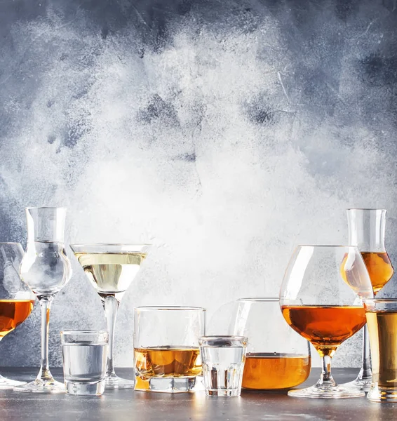 Selezione Bevande Alcoliche Forti Bicchieri Grandi Bicchierini Assortimento Vodka Cognac — Foto Stock