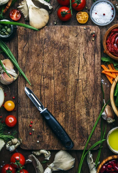 食物烹饪背景 用于准备素食菜肴 蘑菇和草药的食材 蔬菜去皮器 健康食品理念 质朴的木桌背景 顶视图 — 图库照片