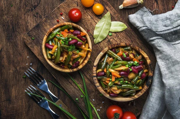 Grüne Bohnen Mit Wurzeln Gemüse Pilzen Gewürzen Und Tomaten Vegane — Stockfoto