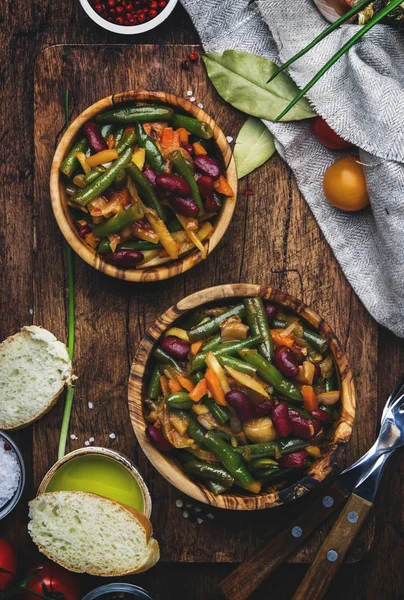 Grüne Bohnen Mit Wurzeln Gemüse Pilzen Gewürzen Und Tomaten Vegane — Stockfoto