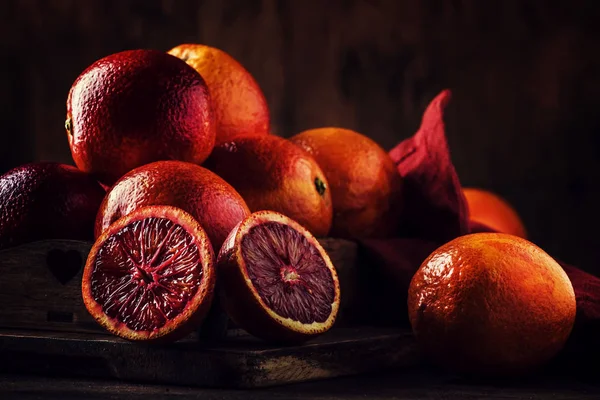 Oranges Sanglantes Rouges Brillantes Juteuses Dans Plateau Pour Faire Cocktail — Photo