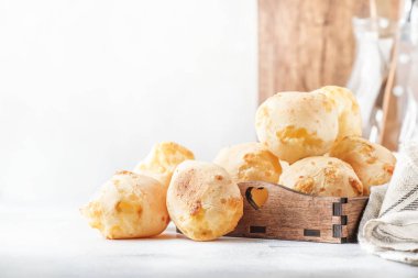 İştah açıcı ev yapımı altın peynirli çörekler gri mutfak masa arka plan, seçici odak üzerinde. Dergi tarzı. Metin için yer