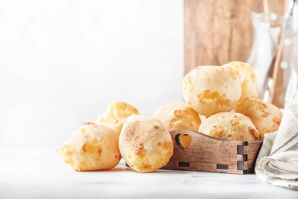 Ştah Açıcı Yapımı Altın Peynirli Çörekler Gri Mutfak Masa Arka — Stok fotoğraf