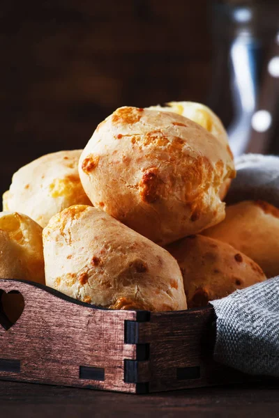 Deliciosos Bollos Salados Caseros Queso Dorado Bandeja Fondo Rústico Madera —  Fotos de Stock