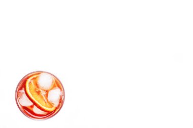 Kuru cin, kırmızı vermut ve kırmızı acı, portakal ve buz küpleri ile popüler alkollü kokteyl Negroni. Beyaz arka plan, araçlar, üstten görünüm, metin için yer.
