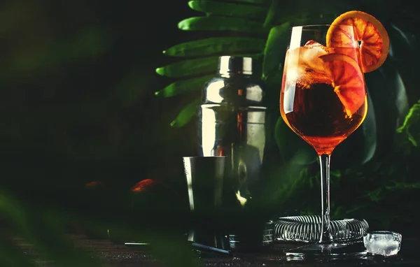 Aperol Spritz Cocktail Großen Weinglas Mit Blutigen Orangen Sommerliches Kaltes — Stockfoto