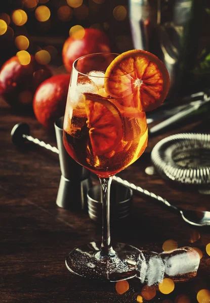 Aperol Spritz Cocktail Großen Weinglas Mit Blutigen Orangen Sommerliches Kaltes — Stockfoto