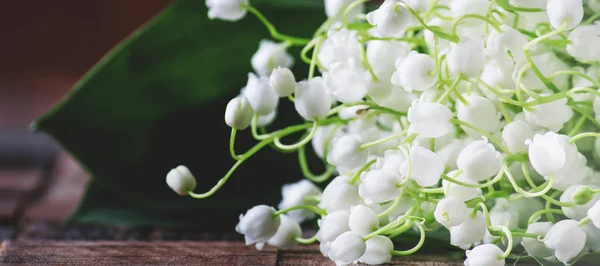 Lys Parfumés Blancs Printaniers Vallée Bouquet Avec Feuilles Sur Table — Photo