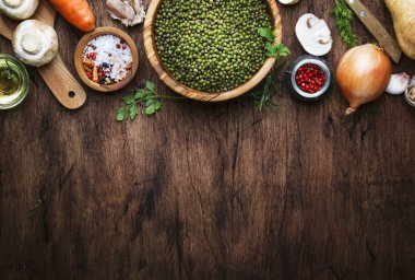Yeşil mercimek mantar ve sebze, baharatlar ve otlar, vintage Ahşap mutfak masasında, yemek pişirme arka plan, yemek pişirmek için malzemeleri için metin koyun. Vejetaryen veya vegan gıda, temiz gıda kavramı. Üstten Görünüm, düz yatıyordu 