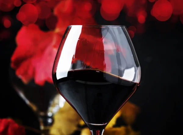 Suché Červené Víno Velkém Skle Podzimní Zátiší Červenými Žlutými Listy — Stock fotografie