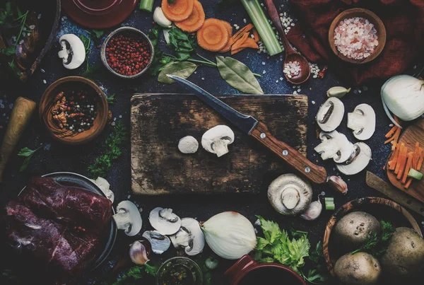 新鲜的有机蔬菜 香料和肉汤或肉汤或肉在老式的厨房餐桌背景与质朴的木制切菜板 顶部视图 文本的位置 健康烹饪和饮食理念 — 图库照片