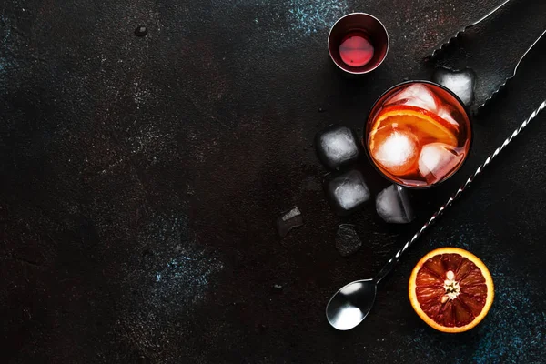 Cóctel Alcohólico Moda Negroni Con Ginebra Seca Vermut Rojo Cubos — Foto de Stock