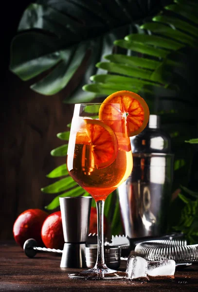 Aperol Spritz Cocktail Groot Wijnglas Met Bloedige Sinaasappelen Zomer Italiaanse — Stockfoto