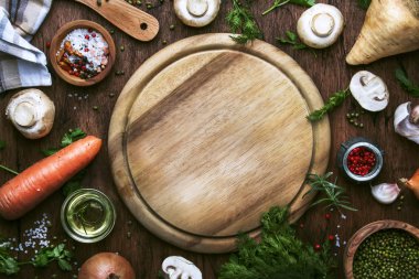 Yeşil mercimek mantar ve sebze, baharatlar ve otlar, vintage Ahşap mutfak masasında, yemek pişirme arka plan, yemek pişirmek için malzemeleri için metin koyun. Vejetaryen veya vegan gıda, temiz gıda kavramı. Üstten Görünüm, düz yatıyordu 