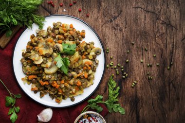 Yeşil mercimek mantar ve sebze, eski ahşap mutfak masa arka plan, metin için yerleştirin. Vejetaryen yemek, vegan gıda kavramı. Üstten Görünüm