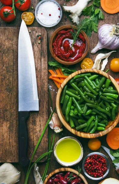 Haricots Verts Avec Racines Légumes Champignons Épices Tomates Bols Végétaliens — Photo