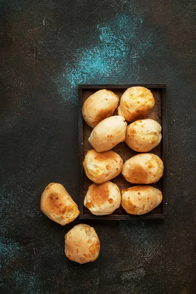 Ştah Açıcı Yapımı Tuzlu Peynir Ekmeği Kahverengi Mutfak Masa Arka — Stok fotoğraf
