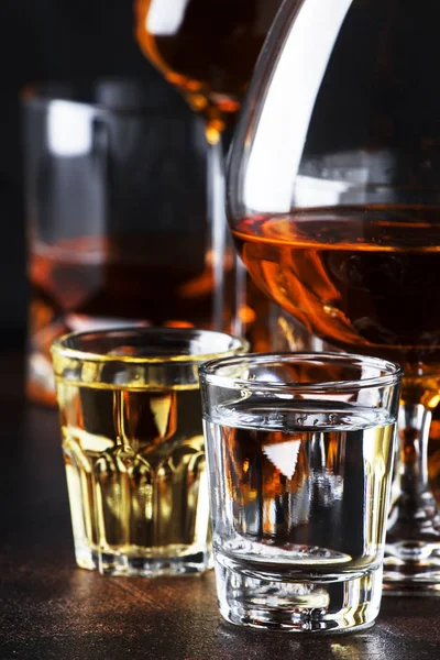 Urval Hårda Alkoholhaltiga Drycker Stora Glasögon Och Små Skott Glas — Stockfoto
