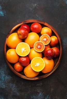 Parlak meyve içinde büyük tepsi: portakal, limon, mango çeşitli. Yukarıdan görüntülemek