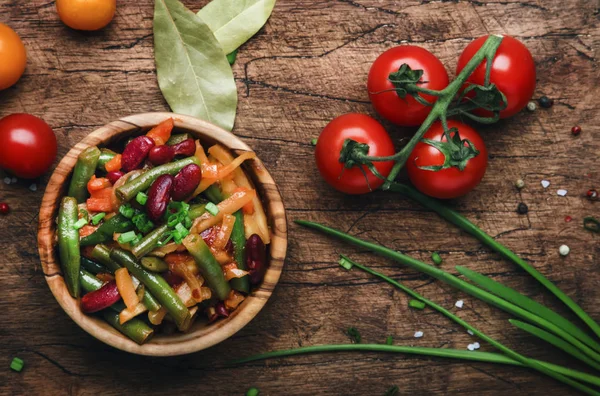 Frijoles Verdes Con Raíces Verduras Setas Especias Tomates Cena Vegana —  Fotos de Stock