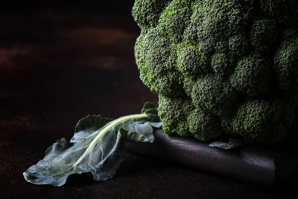 Big Head Fresh Green Broccoli Dark Rustic Background Selective Focus — Stock Photo, Image
