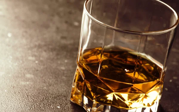 Bicchiere Whisky Scozzese Dorato Sfondo Scuro Vecchio Tavolo Bar Messa — Foto Stock