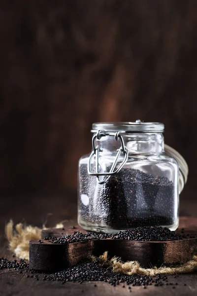 Fekete Nyers Quinoa Magokat Üvegedénybe Fából Készült Konyhai Asztal Háttér — Stock Fotó