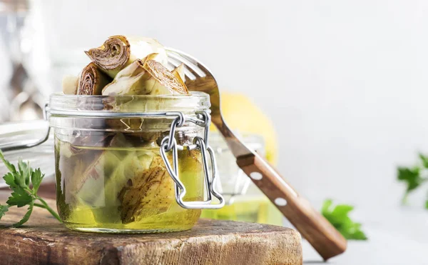 Dosen Italienische Artischocken Olivenöl Großes Glas Mit Gabel Grauer Küchentischhintergrund — Stockfoto