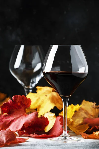 Trockener Rotwein Großen Glas Herbst Stillleben Mit Roten Und Gelben — Stockfoto